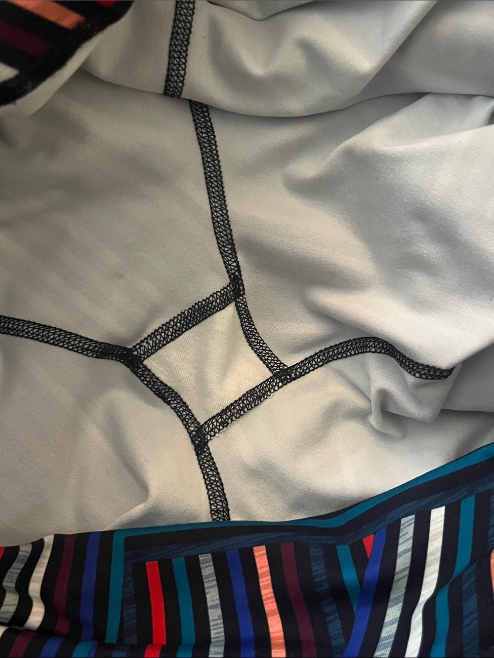 Old Navy Active Criss Cross Stripes Crop Leggings - Picture 5 of 5